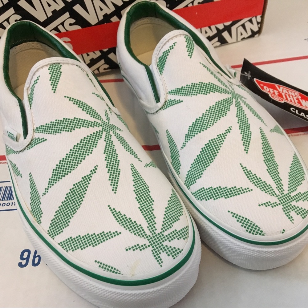 Vans classic slip-on pixel leaf